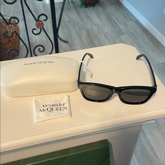 Alexander McQueen Black Sunglasses - Picture 8 of 8